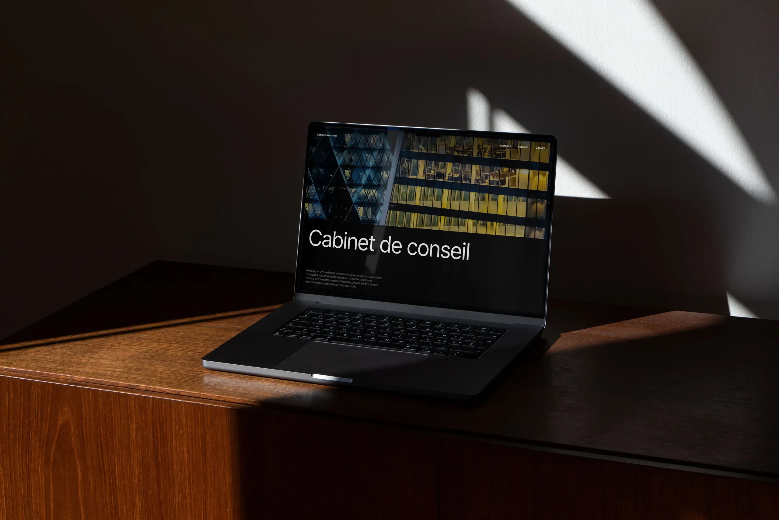 Un ordinateur portable posé sur un meuble en bois élégant qui affiche un site internet pour cabinets de conseil